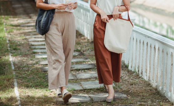 Hölgyek elegáns culotte nadrágban sétálnak egymás mellett.